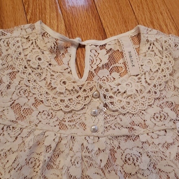 Lace Top Size S with a Pearl closure & 3 Pearl buttons in the front. Cream. - Picture 4 of 5